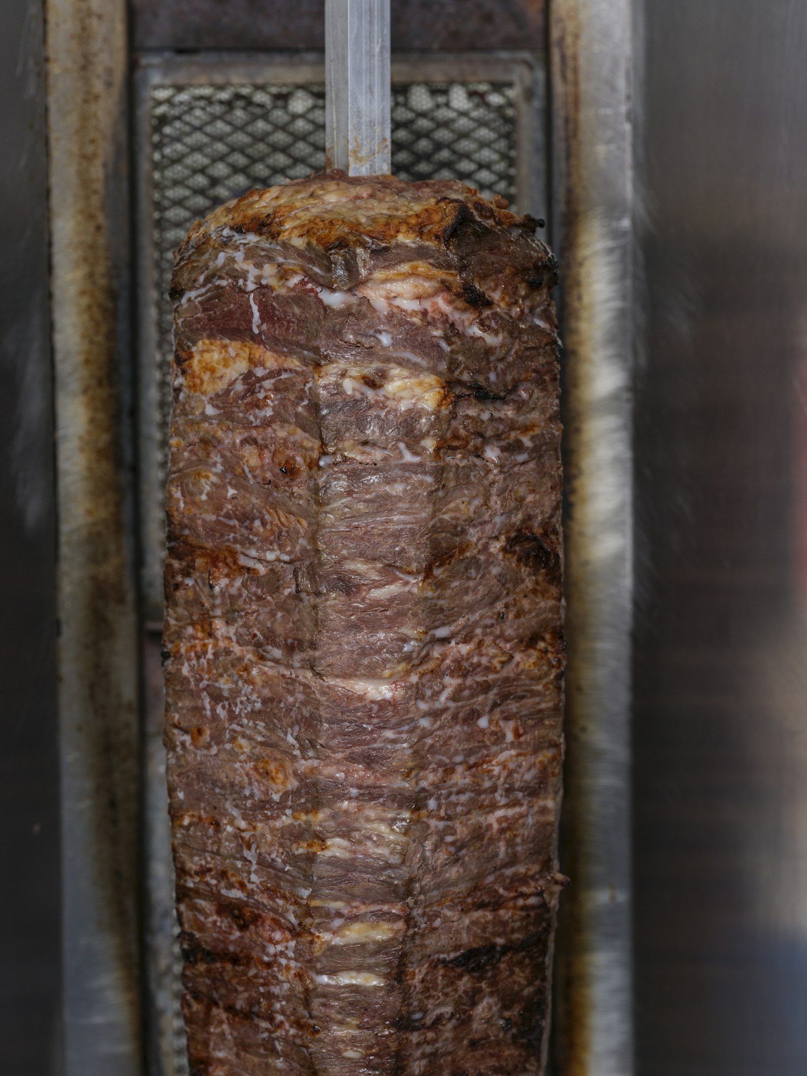 Frisch geschnittener Berliner Kalbsdöner am Spieß